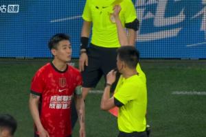 15分钟补时+11黄！李海新全场出示11黄 鲍世蒙、韦世豪判罚引争议