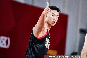 记者：史密斯半场休息时将在替补席观察到的内容 分享给贺希宁
