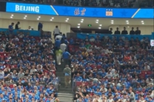 看不下去了！比赛还剩2分48秒时 北京五棵松主场已有球迷开始退场